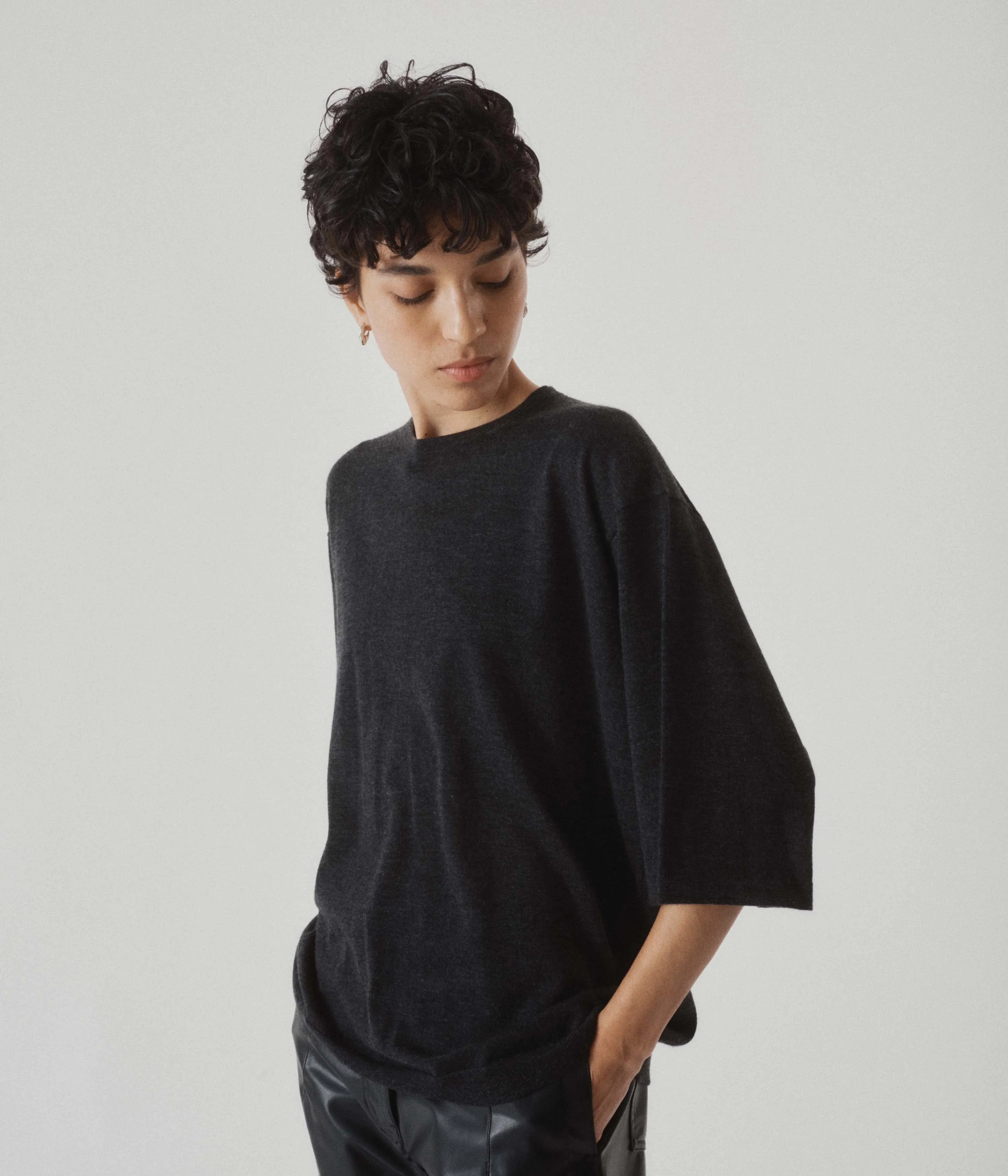 CASHMERE TEE IN CHARCOAL