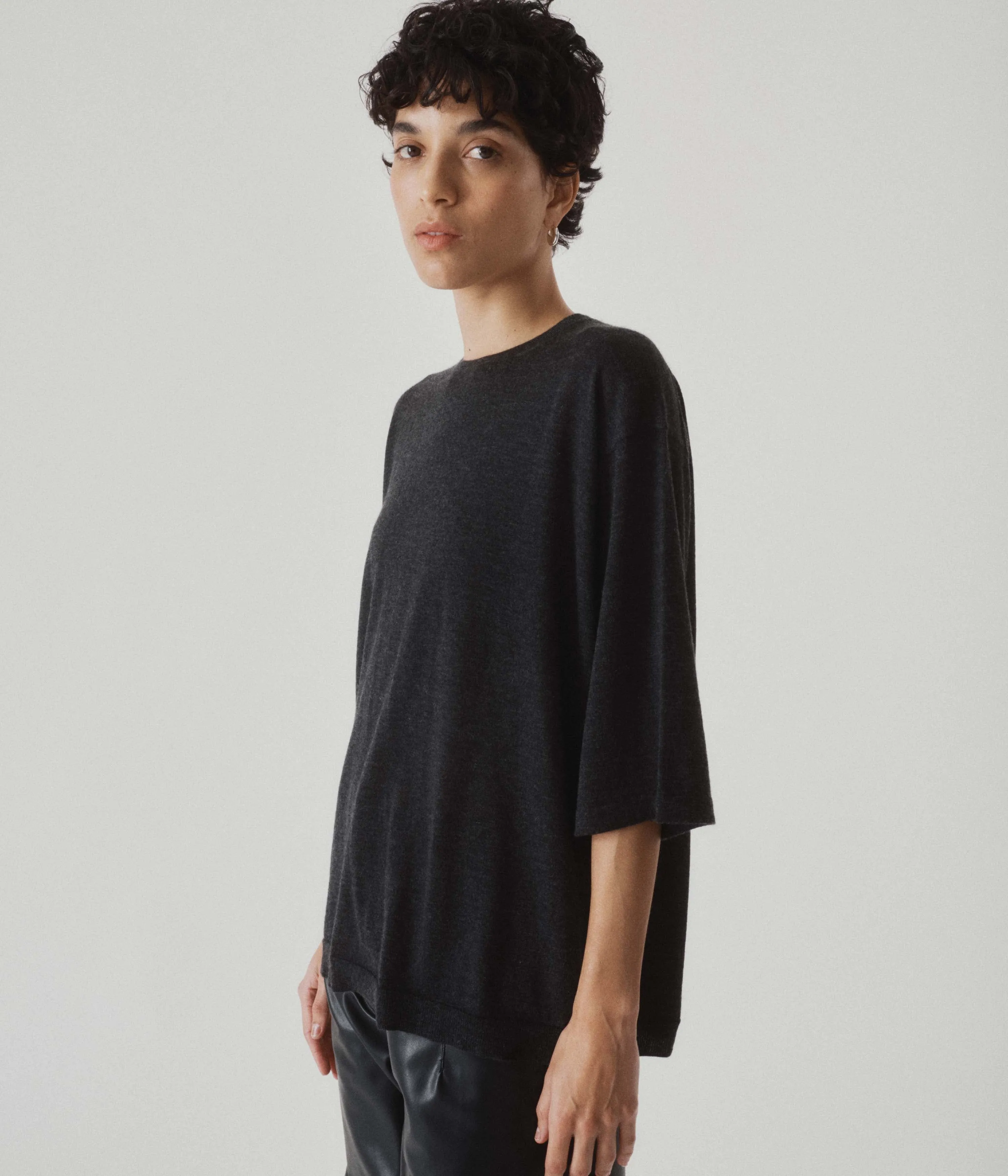 CASHMERE TEE IN CHARCOAL