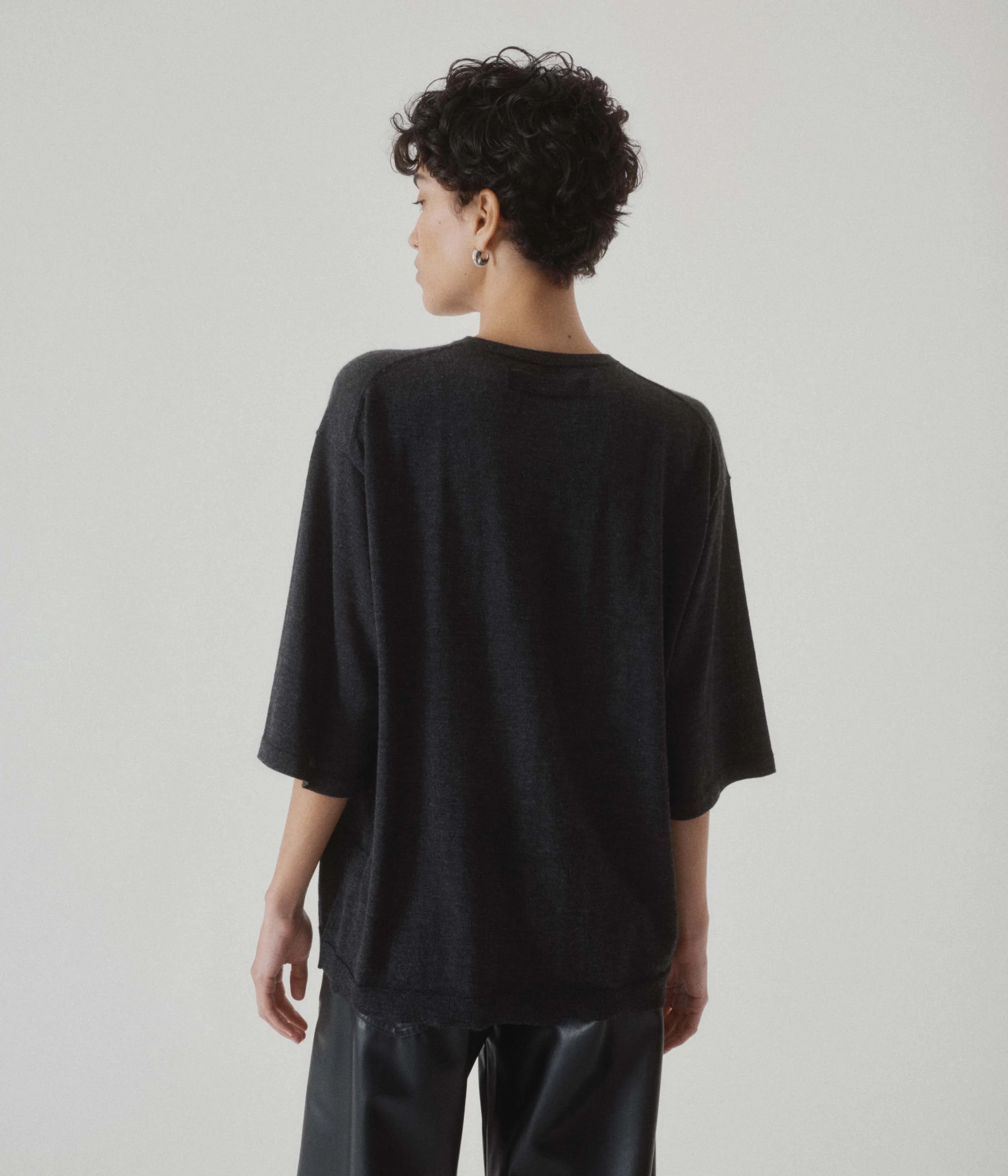 CASHMERE TEE IN CHARCOAL