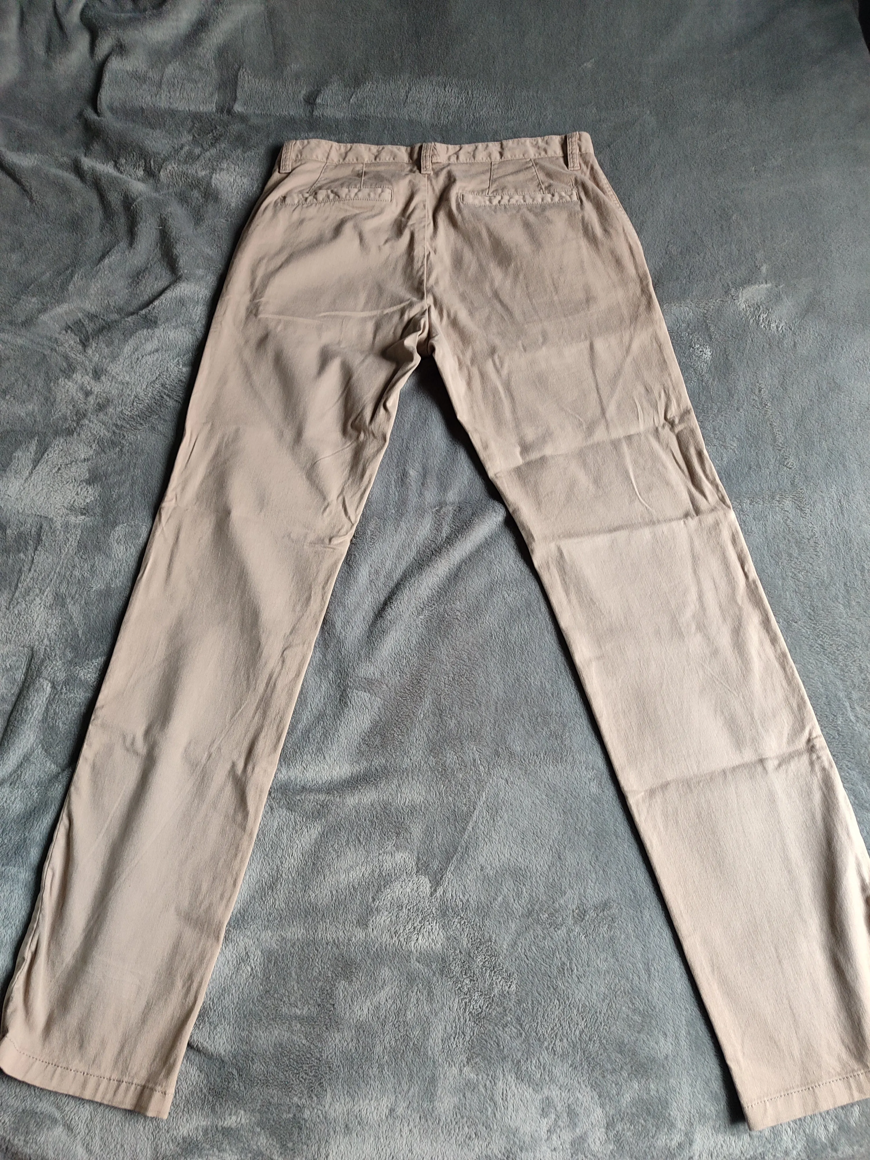 Chino coupe droite matière reliefée