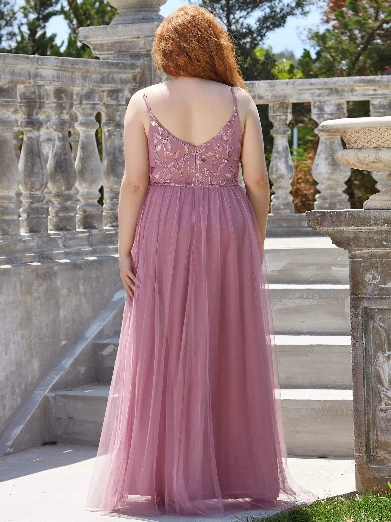 Robe demoiselle d'honneur en tulle à col en V et bretelles minces brodées au sol
