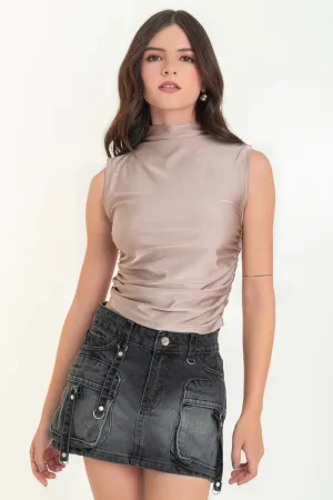 Top corto satinado cuello mock con plisados